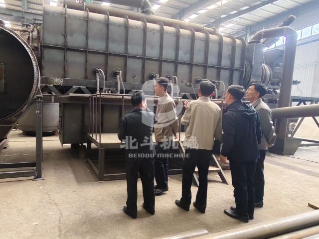 今日上午兩考察團(tuán)到訪共鑒新型炭化機